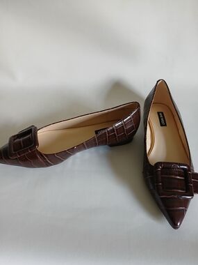 Nine West Brown Croc-Embossed Pointed-Toe Flats Sz8M Buckle Medallion On Toe Box